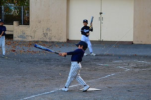 ＴＡＫＲ君は小さな体で遠くまでかっ飛ばしました。良いスイングです。みんなマネしましょう。