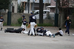 敗者チームは腕立て伏せ。 中学生しかまじめにやってないじゃないか!!(怒)