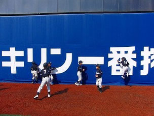せっかく来たので、外野フェンスに体当たりして感触を確かめる選手たち。当然注意されました・・・(私のせいですけどね)。まあ、何事も経験してみましょう。