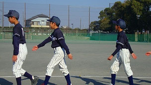 ASA君、手を振りなさい、手を。