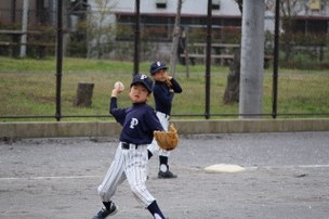 春休みで守備が少し上手になったので三塁手に挑戦したFくん。ちなみに、昨日の解散後、暗くなるまでトスバッティングをがんばった努力家のFくんでした。