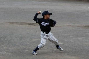 威力のある球を投げるKESくん。監督もほめていました。良い投げ方を身につけると最強選手になれるかも。
