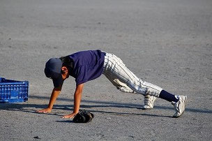 怪我中の選手に3塁打を打たれ、全員腕立て伏せの罰。まじめにやらない6年生を尻目に、ちゃんとやろうとする4年生。えらいです。