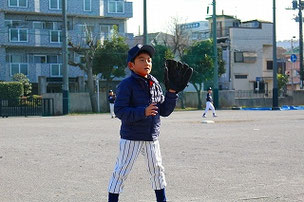 全ての練習をまじめに取り組むSOUSB君。Aチームの内野はレギュラーが定まっていませんので、来年はAチームのスタメンを狙って欲しいなあ。がんばって！