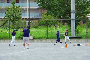 素振りをがんばる低学年の部