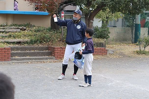 監督からもプレゼント。　ちゃんと送り出してあげたい、という監督の発案で行われた卒部イベントでした。