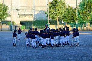 恒例の大リレー大会！　大勢いるのでチームわけも大変です・・・