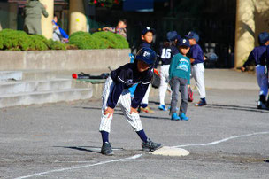 ヒットを打ったASA君が何とか三塁までたどり着いてチャンス到来！！　でも、ランナーがASA君なので心配する選手たち・・・