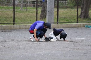 けん制球を背中に受けたちびっ子選手を心配する前主将。