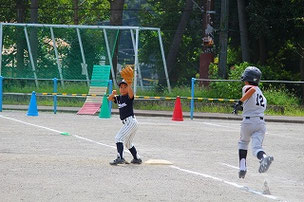 これが問題のシーン。　確かにベースを踏んでない！　コラッ
