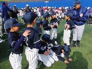異様なちびっ子チームに関心を持った他チームの監督が話しかけてくれました。「おじさん、俺らのこと覚えとくといいぜ」と言ったとか、言わなかったとか。