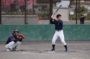 社会人になったOB。スーツからユニフォームに着替えて手伝いに来てくれました。