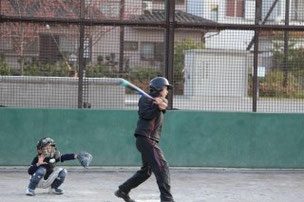 主将が中学生3人と2打席勝負。　結果はヒットを1本のみにおさえ、主将の勝利！　三振を2つもとりました。　中学生たちよ、簡単にリベンジのチャンスがくると思うなよ（笑）。　何回も練習に協力してくれた人にだけ、主将に挑戦できる権利を与えましょう。　それまでは「惨敗中学生」の名前を外すことはできませんからね。
