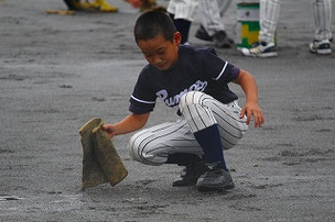 午前中の雨でグラウンドには水がたまっていたので、みんなで整備。