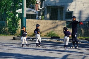 Ｓコーチの低学年指導。　基本動作を丁寧に指導していただきました。