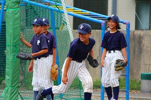 高学年生ノックの様子。最後までボールを追え！　諦（あきら）めるな！