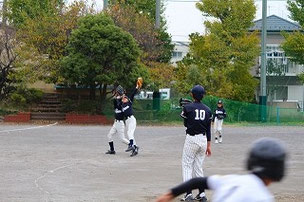 仲良し三遊間コンビ。フライも一緒に捕ります。どこまでも仲良しです。