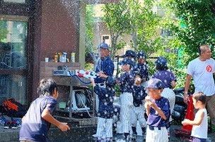 キング（かんとく）が出てきて、上級生と低学年生にいっせい放水。上低戦争、これにて終結。