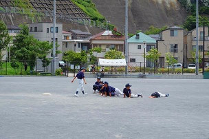 右端の少年よ、小さい子たちが一生懸命やっているのだから、もう少しがんばって欲しいなぁ・・・