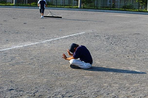 先ほどの写真です。 正解は祈祷師(きとうし)KEIS君がYURチームの勝利を念じているところでした。それにしてもすごいパワーが出ていそうだ・・・。