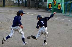 おにごっこになるとまじめに走るＡくん。速い、速い。