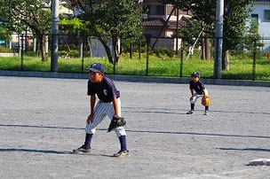 ファーストがんばって！　ライトの選手もちゃんと構えていますね。えらい。