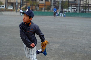 外野ゴロの捕り方が良かったF君。