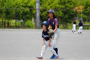 YUUM君に指導するYURさん。　面倒見のよいキャプテンです。