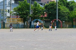低学年生チーム対中学生。　低学年生チームの勝ち！　体のなまった中学生じゃ物足りなかったかな（笑）？