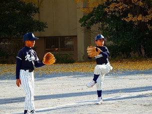 2試合目の先発は誰だ？？　　おい手前の君、ピッチャーじゃないだろ・・・ｗ。　どさくさに紛れてピッチング練習をするＨＡＹ君でしたｗ。　良い球を投げるので来年の今頃はピッチャーをやっているかもね。