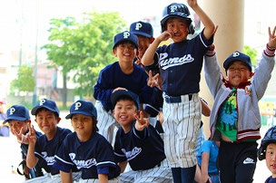 ピューマーズは小さい子がたくさんいるチームです。ご安心ください。また強豪チームに比べて保護者の負担がとても軽いのも特長の一つです。