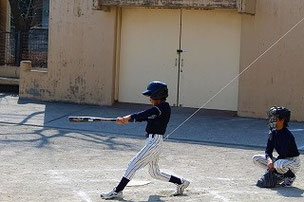 かっこいいフォームになってきたAくん。 フォームが良くなってきたと同時に打球が飛ぶようになってきました。いいぞ!