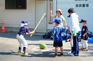 低学年生がお手本を見せてあげてました。