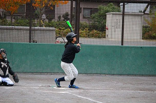 午前にゲットしたバットで早速三塁打をかっ飛ばしたYURさん。良いバットをゲットしたね！