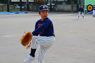 最近、投げる球が速くなってきたTAKS君。この写真のフォームはいい感じだよ。