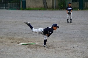 Ｋくん。小さな体で１試合をよく投げぬきました。相手チームのコーチのみなさんからも応援をいただきました。感謝。