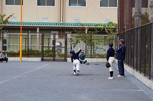 次の試合にむけて投球練習する6年生たち