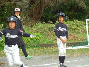 “何かあったの？”と、お行儀良い姿勢で傍観する三塁コーチャー。　こらっ！（笑）　カメラマンナイス！