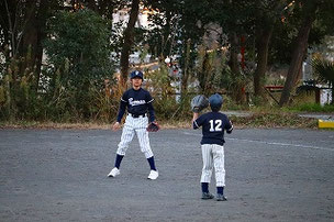球を拾ったＨＩＫＬ君。　何が起こっているかわかったかな？？
