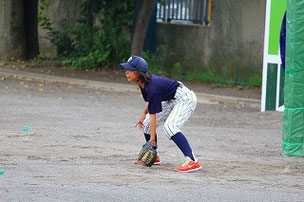 守備の時、ほとんどの選手がちゃんと構えていません。中には立ったままの選手もいます。このぐらいしっかりと構えて、打球に備（そな）えましょう