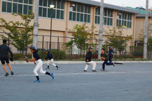 まずい走塁でチャンスを潰す選手軍。ＹＵＲさん＆中学生軍からなかなか１点を奪うことはできません。