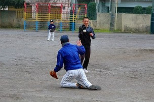 思わず、ダイビングキャッチでファインプレーを見せてしまったＭコーチ。