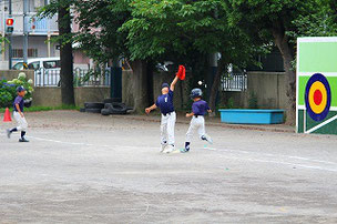 あ～れぇ～～。　逸らしてしまったKEIS君。グローブが悪い！ということで、次の日にグローブを買いに行ったKEIS君でした。