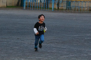 楽しそうに走っていたＴＡＩＴ君。走るのを速くして、来年のリレー選手を狙っているらしいです。練習をすればきっとなれるよ。
