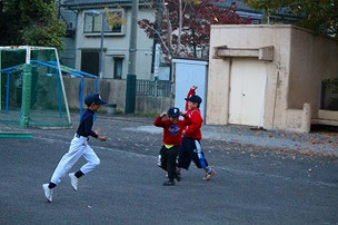逆転勝利に思わず飛び出してきた選手たち。