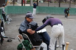 TAKくんを励ます監督と主将。