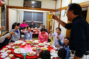 祝勝会の様子。子どもたちは大騒ぎでした。またできるといいね。