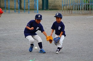 弟の球を横取りする兄。