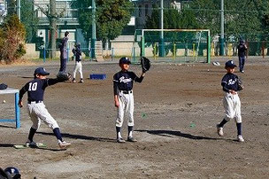 ピューマーズ自慢の投手三人衆です。コントロール、スピード、技術、とそれぞれの投手に特長があり、これからも良いところを伸ばしていって欲しいです。プロ野球のブルペンみたいで格好いいですね！