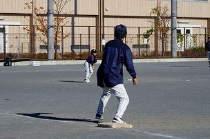 TAKR君の凄いところは、落ち着いているところ。投手ゴロで慌ててしまう選手が多い中、落ち着いて処理。大したもんだ。